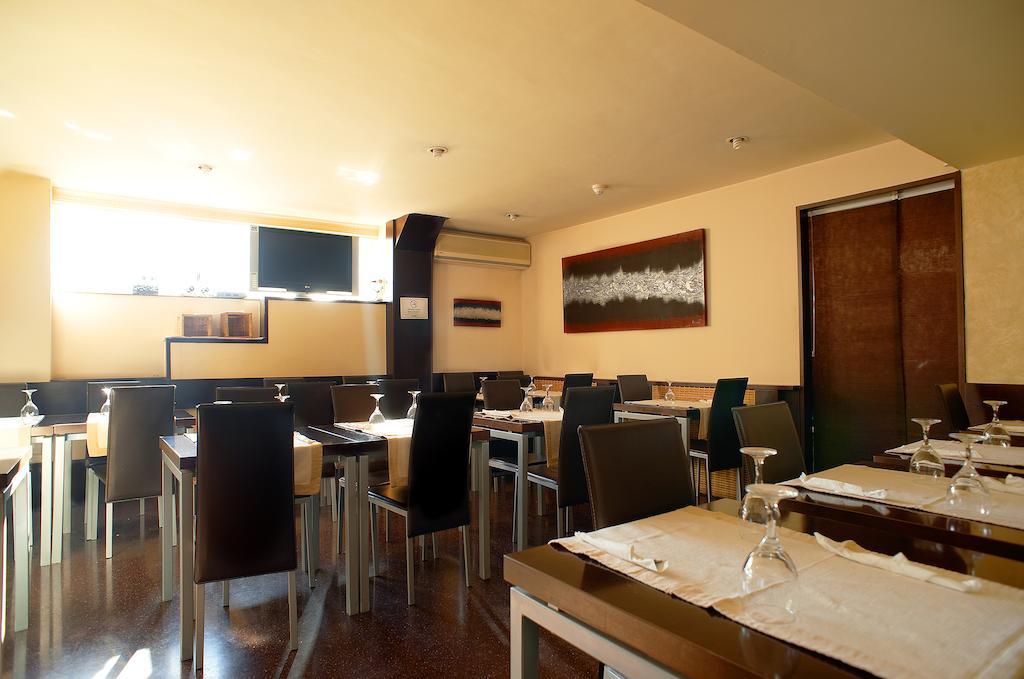Hostal Xarau Cerdanyola del Valles Esterno foto